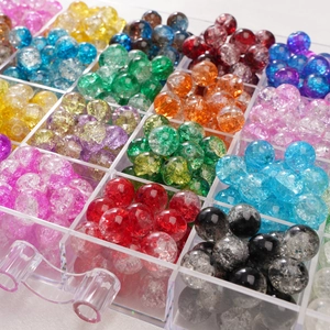 Perles en verre craquelé colorées dans une boîte de rangement pour création de bijoux