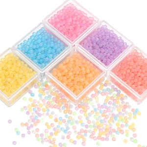 Détails de perles de verre lumineuses colorées avec boîtes de rangement transparentes