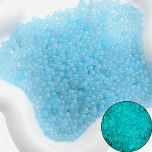 Gros plan de micro-billes de verre lumineuses bleu clair pour le remplissage de résine