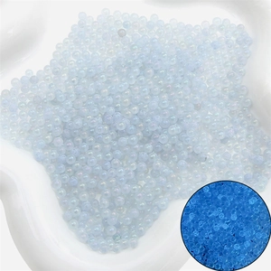Détails macro de micro-perles de verre bleu iridescent pour loisirs créatifs DIY