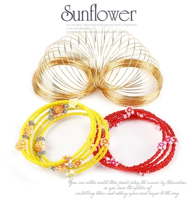 Detalle de pulseras de cuentas multicapa de girasol DIY con cables de acero memoria