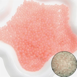 Vue macro de mini perles de verre roses irisées pour bricolage et décoration d'ongles