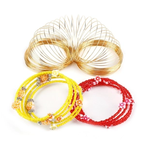 Kit de joyería DIY con alambre de memoria dorado y pulseras de cuentas con flores