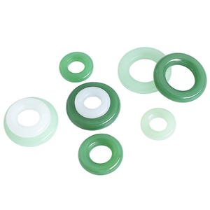 Detailansicht verschiedener jadegleicher Glasringe in Grün und Weiß für DIY-Schmuck