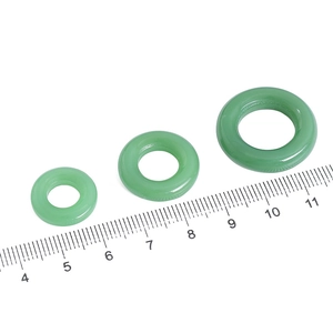 Größenvergleich von grünen Glashängern mit Lineal, Außendurchmesser von 15 mm bis 25 mm