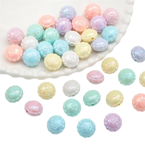 Détail macro de perles en acrylique macaron avec fini perlé et texte Rich pour bijoux DIY
