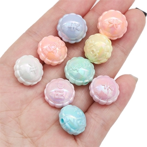 Détail macro de perles acryliques aurore en forme de gâteau de lune aux tons macaron