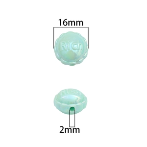 Détail de perles en acrylique vert menthe de 16mm avec gravure Rich et trou de 2mm