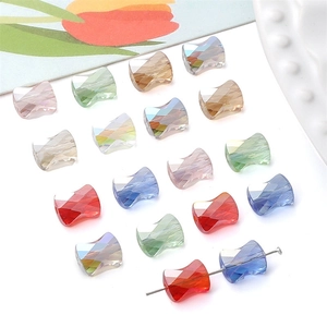 Makroansicht bunter 10x8mm Glasperlen in Schleifenform mit Facettenschliff für DIY Schmuck