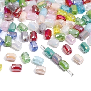 Macro-opname van kleurrijke facetgeslepen glaskralen voor DIY-sieraden en kettingen
