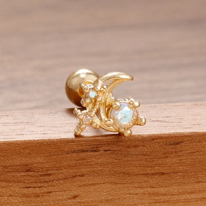 Macro de pendiente de cartílago luna y estrella dorado con piedras de opalo irisado