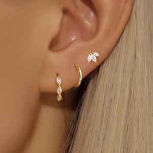 Goldenes Ohrstecker- und Creolen-Set mit Marquise-Zirkonia am Modellohr