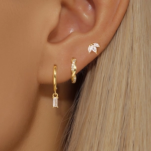 Dreiteiliges goldenes Ohrring-Set mit Marquise-Steckern, Creolen und Zirkonia-Anhängern