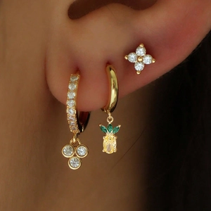 Detailaufnahme von goldenem Ananasanstecker und Kristallblumen Ohrstecker-Set
