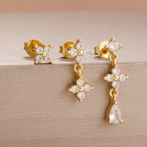 Elegante goldene Blumenohrringe mit funkelndem Zirkonia und poliertem Finish