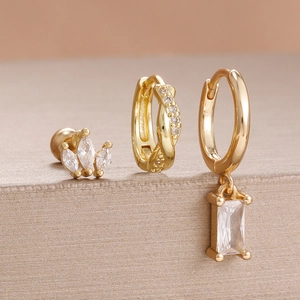Detaillierte Makroansicht eines 3-teiligen Goldohrring-Sets mit marquise Zirkonia-Steckern