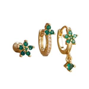 Dreiteiliges goldenes Ohrring-Set mit grünen Kristallen, Blumen- und Sternanhänger