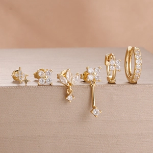 Detailansicht vergoldetes Piercing-Ohrring-Set mit Zirkonia in Stern- und Blumenmotiven