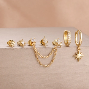 Detailansicht goldener Piercingsets mit Stern-, Blitz-Steckern und Zirkonia-Akzenten
