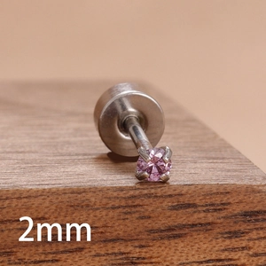 Vue rapprochée d'un clou d'oreille en zircon rose de 2mm avec serti à quatre griffes
