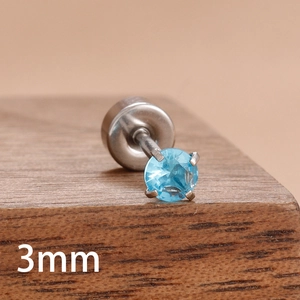 Détail d'un clou d'oreille en zircon bleu ciel 3mm avec quatre griffes et dos plat