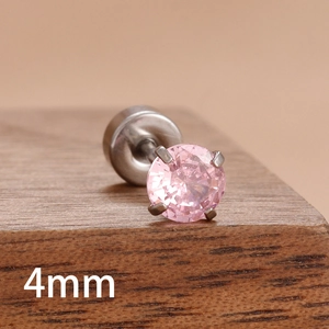 Vue macro d'un clou d'oreille en zircon rose 4mm avec serti à quatre griffes en argent