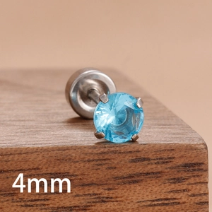 Vue macro d'une boucle d'oreille zircon bleu clair 4mm avec serti à quatre griffes