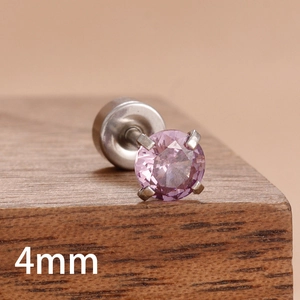 Vue macro d'un clou d'oreille zircon violet de 4mm avec sertissage à quatre griffes en argent