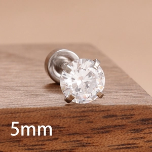 Vue macro d'un clou d'oreille en zircone de 5mm avec serti à quatre griffes et dos plat