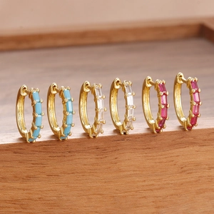 Boucles d'Oreilles Créoles Huggie en Acier Inoxydable Plaqué Or Avec Zircone Baguette et Tige en Argent Sterling 925 pour Femme