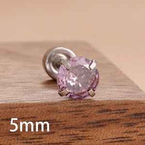 Vue macro d'une boucle d'oreille en zircone rose 5mm avec serti quatre griffes en acier