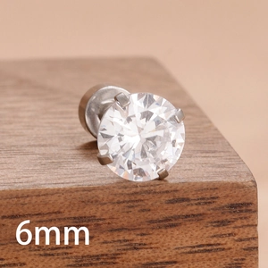 Vue macro d'un clou d'oreille en zircon de 6 mm avec une monture à quatre griffes
