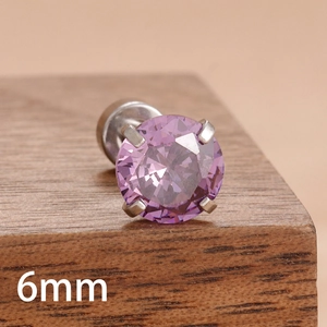 Vue macro d'un clou d'oreille en zircon violet 6mm avec monture à quatre griffes