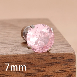 Détail du clou d'oreille zircon rose 7mm avec sertissage à quatre griffes argenté