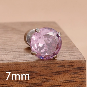 Détail du clou d'oreille avec zircon rose de 7mm et monture argentée à quatre griffes