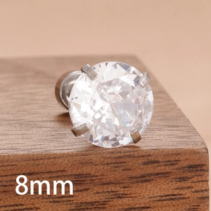 Vue macro d'un clou d'oreille en zircon de 8mm avec monture classique à quatre griffes en acier