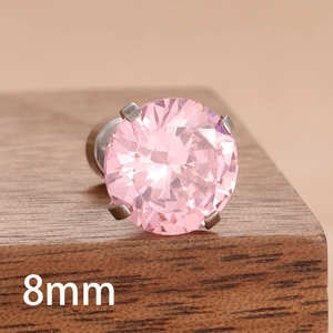 Vue détaillée du clou d'oreille en zircon rose de 8mm avec serti à quatre griffes en acier