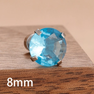 Vue macro d'un clou d'oreille en zircon bleu ciel 8mm avec serti à quatre griffes en acier