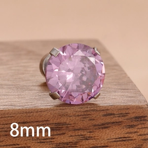 Détail macro d'un clou d'oreille en zircon rose de 8 mm avec monture à quatre griffes