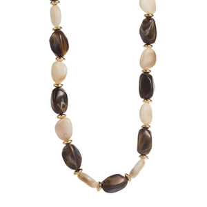 Dettaglio della collana di perle in resina colorata con perle marmorizzate e dorate