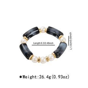 Detalle de cuentas de resina jaspeada con perlas artificiales y separadores dorados en pulsera