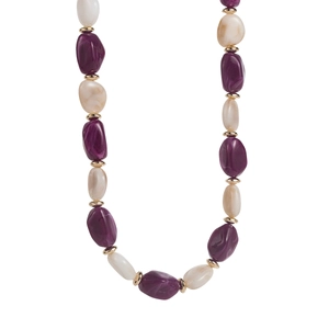 Dettaglio di perle in resina colorata con texture marmorea e distanziatori in metallo dorato