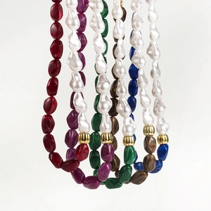 Colliers en perles baroques avec perles en résine colorées et détails dorés vintage