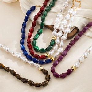 Colliers de perles baroques vintage français avec perles de résine colorées