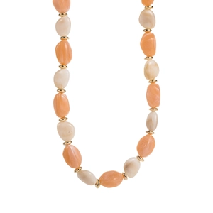Dettaglio della collana di perle in resina colorata con distanziatori dorati su sfondo bianco