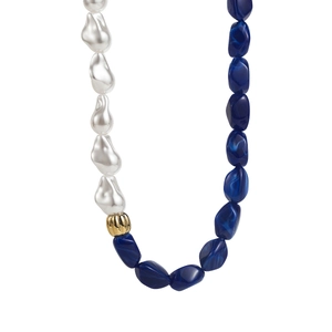 Détail du collier de perles baroques avec perles en résine marbrée bleue et accents dorés