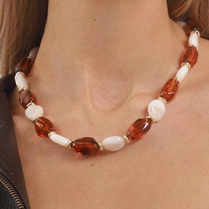 Collana di perle in resina colorata con perle ambrate e crema e anelli distanziatori oro