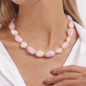 Bunte Perlenkette mit rosa-elfenbeinfarbenen Harzperlen und goldenen Akzenten für Damen