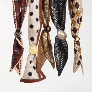 Dettaglio di foulard retrò a pois con fibbie vintage dorate per uno stile unico