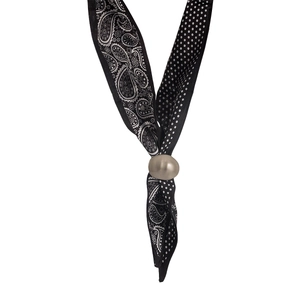 Dettaglio del foulard effetto seta con stampa paisley nera e fibbia scorrevole in metallo